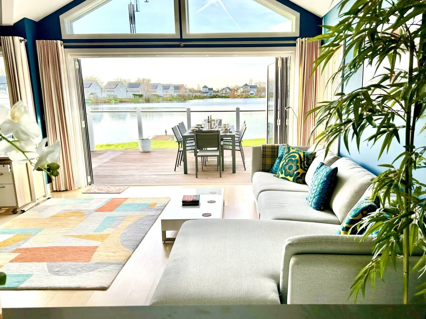 32a Summer Lake living area
