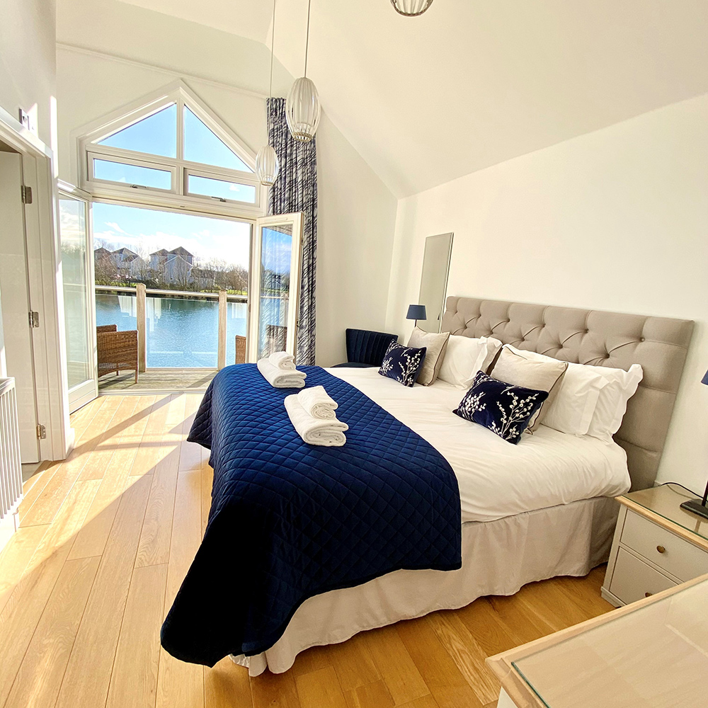 2 Summer Lake bedroom