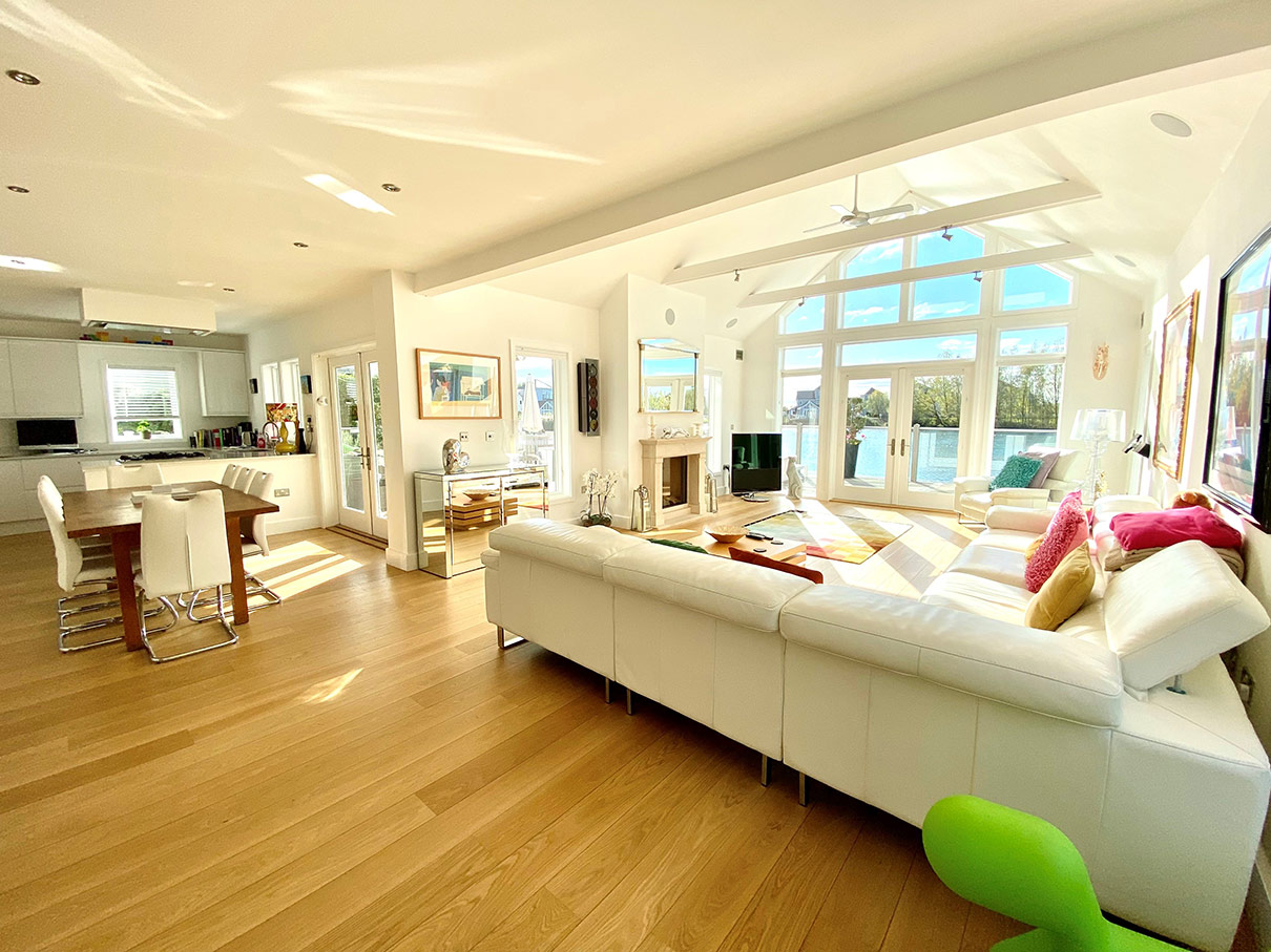 lounge-looking-out-onto-the-lake